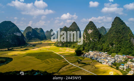 Paesaggio di Jingxi una contea di livello nella città di Baise City, a sud-ovest della Cina di Guangxi Zhuang Regione autonoma su Ottobre 6th, 2019. Foto Stock