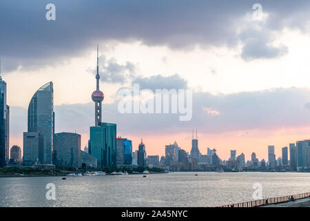 Una vista panoramica dal lato est del Bund raffigurante un magnifico skyline composta da highrises in Cina a Shanghai, 20 settembre 2019. *** Capti locale Foto Stock