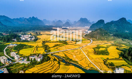 Paesaggio di Jingxi una contea di livello nella città di Baise City, a sud-ovest della Cina di Guangxi Zhuang Regione autonoma su Ottobre 6th, 2019. Foto Stock