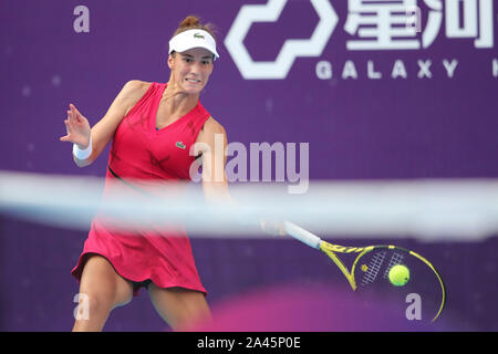 American giocatore di tennis professionista Bernarda Pera gioca contro professionale tunisino giocatore di tennis Ons Jabeur al primo turno del WTA Guangzhou ope Foto Stock