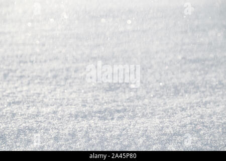 Close-up di neve fresca sul terreno e sfocata nevicata con bokeh di fondo. Buona come una stagione invernale dello sfondo. Profondità di campo, sfondo sfocato. Foto Stock