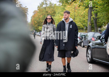 Una donna alla moda pone per street snap durante la settimana della moda di Parigi Womenswear Primavera/Estate 2020 a Parigi, Francia, 24 settembre 2019. Foto Stock