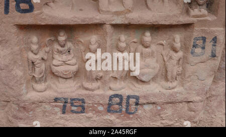 Grotte buddista scultura nel Tempio Bingling Lanzhou Gansu, Cina. UNESCO - Sito Patrimonio dell'umanità. Foto Stock