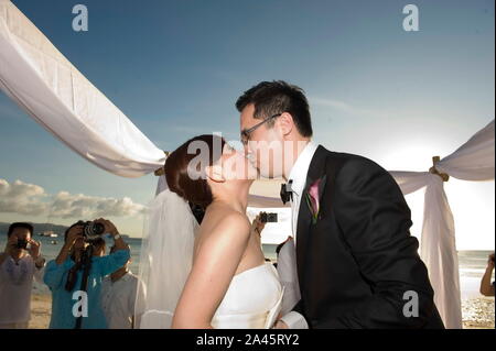 --FILE -- In questo handout picture, cantante malese pesce Leong e suo marito Tony Chao frequentare il loro matrimonio sulla spiaggia di Boracay, Filippine, Foto Stock