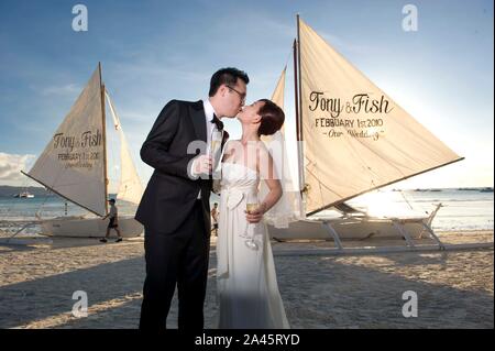 --FILE -- In questo handout picture, cantante malese pesce Leong e suo marito Tony Chao frequentare il loro matrimonio sulla spiaggia di Boracay, Filippine, Foto Stock