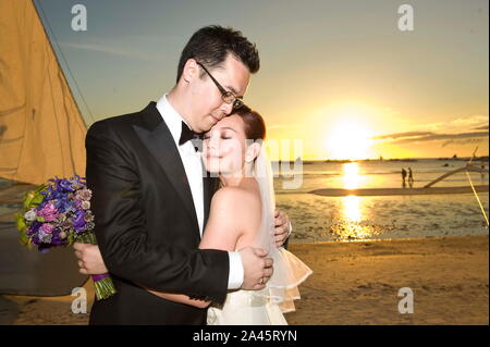 --FILE -- In questo handout picture, cantante malese pesce Leong e suo marito Tony Chao frequentare il loro matrimonio sulla spiaggia di Boracay, Filippine, Foto Stock