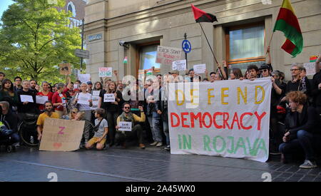 Manifestazione a Cracovia, Polonia, contro l invasione turca in Rojava, Siria settentrionale, ottobre 2019, persone con striscioni mostrano la loro solidarietà, bandiere Foto Stock