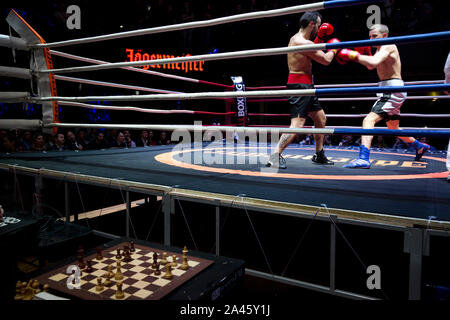 Mosca, Russia. 28 Novembre, 2013 Boxer lotta per il titolo di campioni del mondo nell'anello in la partita del mondiale di scacchi Campionato di Boxe a Mosca, Russia Foto Stock