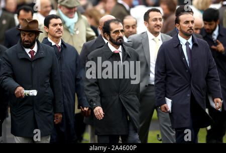 Sheikh Mohammed Bin Rashid Al Maktoum (centro) durante il giorno due del futuro di Dubai Champions Festival a Newmarket Racecourse. Foto Stock