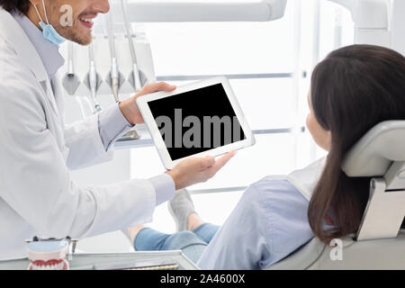 Chiudere fino a vuoto digitale compressa schermata che mostra dal dentista Foto Stock