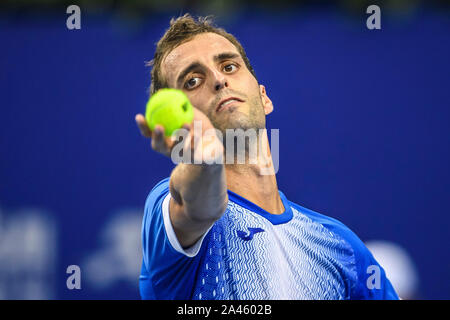 Spagnolo professional tennis player Albert Ramos Vinolas compete contro il serbo giocatore di tennis professionista Miomir Kecmanovic al primo round di 20 Foto Stock