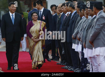 Kathmandu, Nepal. Xii oct, 2019. Presidente della Repubblica popolare cinese Xi Jinping, riceve una guardia d'onore al suo arrivo presso l'aeroporto internazionale di Tribhuvan, sulla sua visita di stato in Kathmandu, Nepal, Sabato 12 Ottobre, 2019. Il presidente cinese è su una due giorni di visita di stato in Nepal su invito del suo omologo Nepalese Bidhya Devi Bhandari. Questa è la visita del Presidente cinese in Nepal nel gap di 23 anni. Credito: Skanda Gautam/ZUMA filo/Alamy Live News Foto Stock