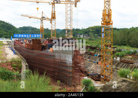 Vista la costruzione di duplicare il Titanic e i suoi dintorni in Daying county, Suining city, a sud-ovest della Cina di provincia di Sichuan, 18 settembre 2019. Foto Stock