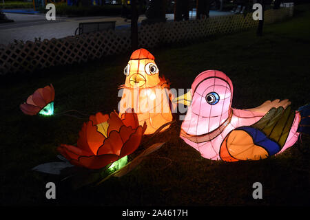 Lanterna visualizza viene trattenuto è Tsuen Wan Park per celebrare il prossimo Festival di metà autunno a Tsuen Wan Park di Hong Kong, Cina, 11 settembre 2019. *** Local Foto Stock