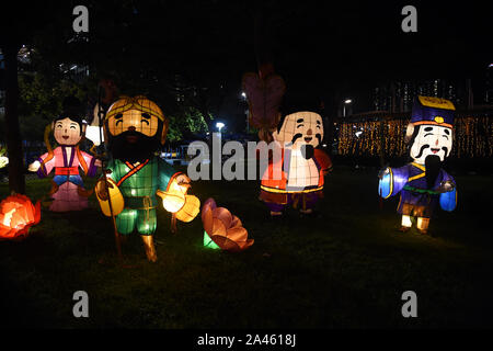 Lanterna visualizza viene trattenuto è Tsuen Wan Park per celebrare il prossimo Festival di metà autunno a Tsuen Wan Park di Hong Kong, Cina, 11 settembre 2019. *** Local Foto Stock