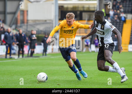 NOTTINGHAM, Inghilterra. Ottobre 12th Ben Whitfield di Torquay Regno tiene fuori Zoumana Bakayogo del Notts County durante il Vanarama National League match tra Notts County e Torquay Regno a Meadow Lane, Nottingham sabato 12 ottobre 2019. (Credit: Jon Hobley | MI News) solo uso editoriale Credito: MI News & Sport /Alamy Live News Foto Stock