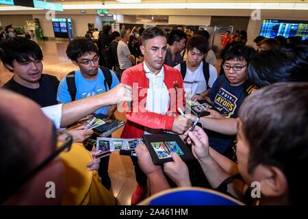 Fabio Cannavaro, allenatore di Guangzhou Evergrande Taobao, centrale è circondato da tifosi locali presso un aeroporto in Tokyo, Giappone, 30 settembre 2019. Guangzhou Foto Stock