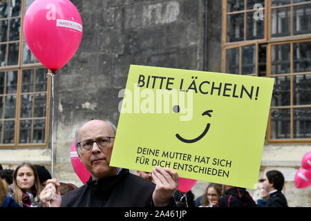 Vienna, Austria. 12th Ott 2019. I manifestanti conservatori dell'aborto si sono nuovamente dimostrati sabato 12 ottobre 2019 a Vienna per l'inasprimento del "regolamento sulle linee guida”. Il 'marca per la vita' è sostenuto dall'Arcidiocesi di Vienna. Targa che legge 'Smile prego, vostra madre li ha scelti '. Franz PERC / Alamy Live News Foto Stock