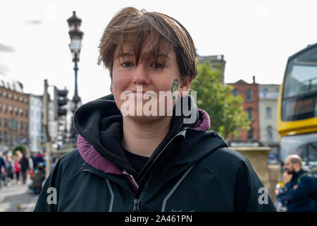 Ritratto di un giovane protesto durante la settimana della ribellione per l'estinzione a Dublino, Irlanda. Foto Stock