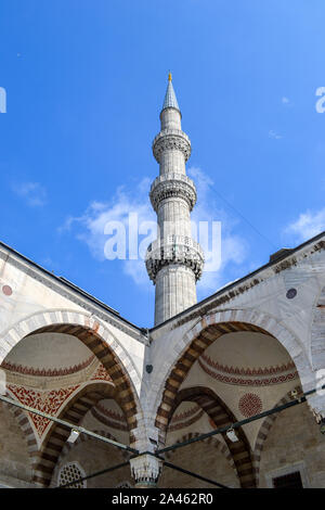 Primo piano su un minareto e dettagli artistici della Moschea del Sultano Ahmed o della Moschea Blu. Istanbul, Turchia. Foto Stock