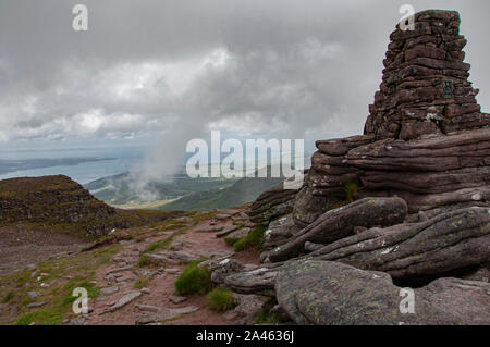 Beinn Alligin, vertice cairn trig punto, su Tom na Gruagaich, Torridon, Wester Ross, NW Highlands, Scozia Foto Stock