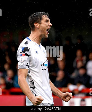 Colchester United Luca Prosser celebra il punteggio della loro apertura obiettivo del gioco durante la scommessa del Cielo lega due corrispondono al popolo della Pension Stadium, Londra. Foto Stock