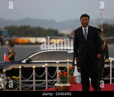 Kathmandu, Nepal. Xii oct, 2019. Presidente della Cina Xi Jinping arrivano presso l'aeroporto internazionale di Tribhuvan, Kathmandu, Nepal, il 12 ottobre 2019. Il presidente cinese Xi è in Nepal per una visita di due giorni. (Foto di Subash Shrestha che/ Pacifico Premere) Credito: Pacific Press Agency/Alamy Live News Foto Stock