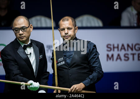 Barry Hawkins di Inghilterra, destra, ritiene che un colpo di John Higgins della Scozia al secondo round del 2019 Snooker Masters di Shanghai in Cina a Shanghai, Foto Stock