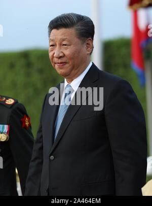 Kathmandu, Nepal. Xii oct, 2019. Presidente della Cina Xi Jinping arrivano presso l'aeroporto internazionale di Tribhuvan, Kathmandu, Nepal, il 12 ottobre 2019. Il presidente cinese Xi è in Nepal per una visita di due giorni. (Foto di Subash Shrestha che/ Pacifico Premere) Credito: Pacific Press Agency/Alamy Live News Foto Stock