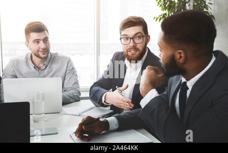 Gli imprenditori aventi la discussione e parlando di nuovo progetto Foto Stock