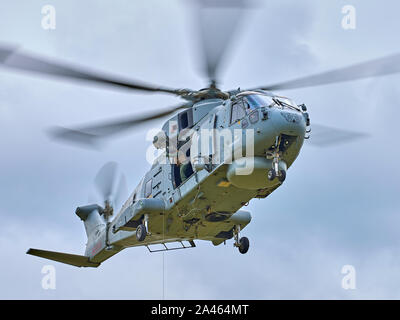 AgustaWestland Merlin HM2 ZH1857 aleggia durante il funzionamento carroattrezzi Foto Stock