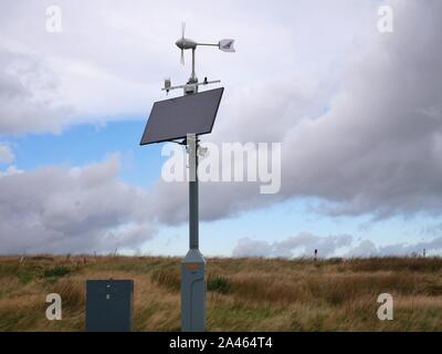 A energia solare stazione meteo alta sul Pennine Moors tra Yorkshire e il Lancashire in corrispondenza del lato di una strada635 Foto Stock