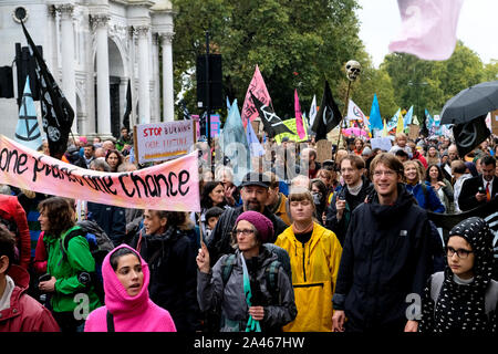 Oxford Street, Londra, Regno Unito. Xii ottobre 2019. Estinzione della ribellione una fase di estinzione Marzo 'Non vi è la forza nel dolore' lungo Oxford Street. Credito: Matteo Chattle/Alamy Live News Foto Stock