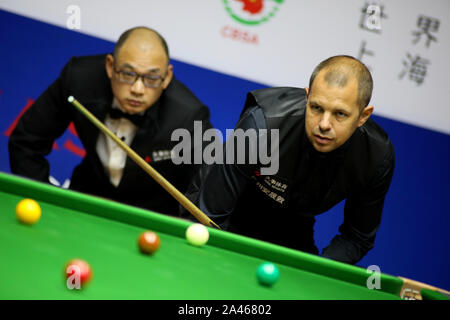 Barry Hawkins di Inghilterra, destra, ritiene che un colpo di John Higgins della Scozia al secondo round del 2019 Snooker Masters di Shanghai in Cina a Shanghai, Foto Stock