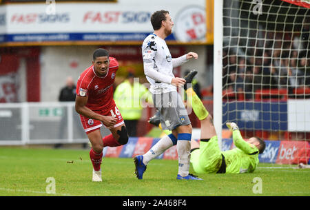 Crawley Regno Unito 12 ottobre 2019 - Mason Bloomfield di Crawley inizia a festeggiare dopo aver segnato il loro secondo obiettivo durante la Skybet lega due match tra città di Crawley e Colchester Regno al popolo della Pension Stadium . Credito : Simon Dack TPI / Alamy Live News Foto Stock