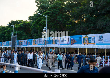 Chief Minister Mamata Banerjee con il funzionario di polizia in pensione il commissario Surajit kar purkayastha camminare o marciando attraverso il Red road a puja carnevale 2019 Foto Stock