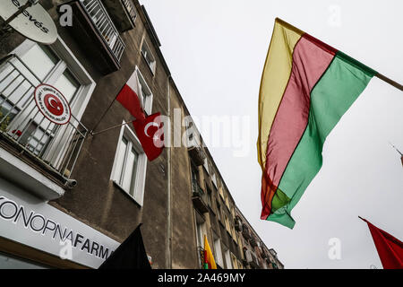 Gdansk, Polonia. 12th, ottobre 2019 manifestanti con bandiera curda (bandiera del PYD per Rojava) nella parte anteriore del Consolato turco sono visti in Gdansk, Polonia il 12 ottobre 2019 persone protestano contro la Turchia invasione militare in Siria. © Vadim Pacajev / Alamy Live News Foto Stock