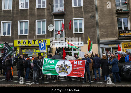 Gdansk, Polonia. 12th, ottobre 2019 manifestanti con bandiere curda (bandiera del PYD per Rojava) nella parte anteriore del Consolato turco sono visti in Gdansk, Polonia il 12 ottobre 2019 persone protestano contro la Turchia invasione militare in Siria. © Vadim Pacajev / Alamy Live News Foto Stock