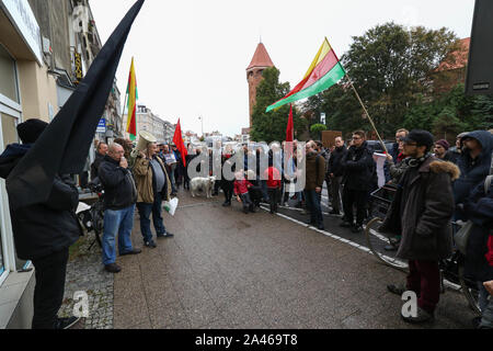 Gdansk, Polonia. 12th, ottobre 2019 manifestanti con bandiera curda (bandiera del PYD per Rojava) nella parte anteriore del Consolato turco sono visti in Gdansk, Polonia il 12 ottobre 2019 persone protestano contro la Turchia invasione militare in Siria. © Vadim Pacajev / Alamy Live News Foto Stock