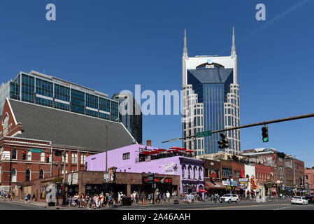 Nashville, TN, Stati Uniti d'America - 21 Settembre 2019: la storica Music Row su Broadway Street con musica di diversi edifici correlati la foto include Ryman Au Foto Stock