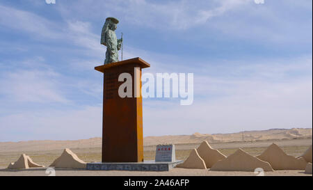 Statua della famosa dinastia Tang monaco buddista e traduttore Tang Sanzang Xuanzang sotto sunny blue sky nel Gansu in Cina. Traduzione Cinese : La seta r Foto Stock