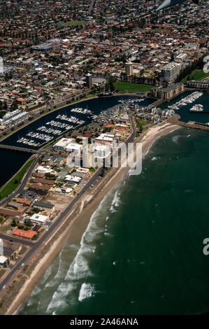 Vista aerea della spiaggia e del porto turistico di Glenelg, un sobborgo di Adelaide nell'Australia Meridionale. Fondata nel 1836, è il più antico insediamento europeo Foto Stock