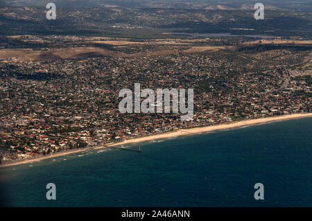 Vista aerea della spiaggia e del porto turistico di Glenelg, un sobborgo di Adelaide nell'Australia Meridionale. Fondata nel 1836, è il più antico insediamento europeo Foto Stock