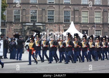 I Granatieri e fucili reggimento guardie del Royal Netherland Monarch durante il Prinsjesdag processione in l'Aia, Olanda meridionale nei Paesi Bassi Foto Stock