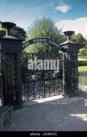 I cancelli di ingresso al giardino di veleno nel giardino a Alnwick Northumberland REGNO UNITO Foto Stock