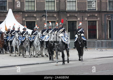 I soldati su cavalli a sinistra la Binnehof per Noordeinde Palace all'Aia dopo la cerimonia Prinsjesdag. Foto Stock