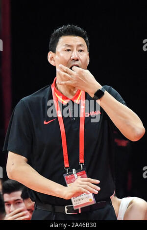 --FILE--allenatore Li Nan reagisce durante la prima partita contro il Venezuela di 2019 FIBA di Coppa del Mondo a Pechino, Cina, 4 settembre 2019. Dopo i poveri Foto Stock