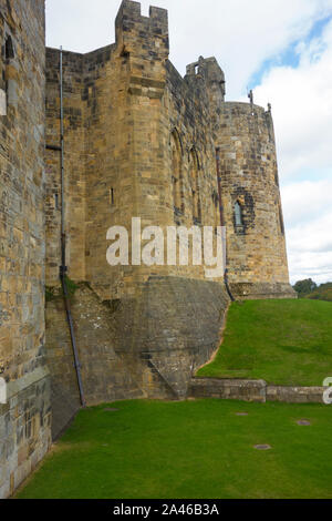 Il portone di ingresso alle camere di stato in Alnwick Castle Northumberland REGNO UNITO Foto Stock