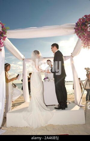 --FILE -- In questo handout picture, cantante malese pesce Leong e suo marito Tony Chao frequentare il loro matrimonio sulla spiaggia di Boracay, Filippine, Foto Stock