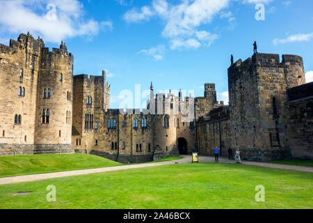 Guardando verso il leone Arch entrata di Alnwick Castle Northumberland REGNO UNITO Foto Stock